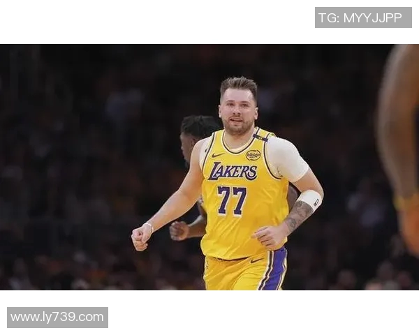 雷迪克怒吼东契奇原声曝光，场边火药味十足引发热议，NBA分析师公开激烈对话细节