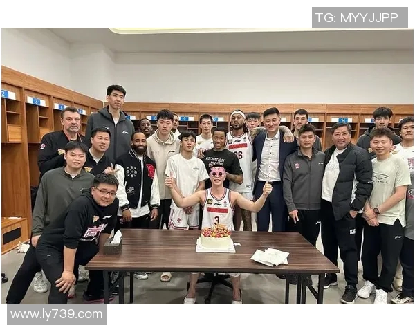 DPOY！斯马特Ins分享球队在更衣室里为自己庆生的照片